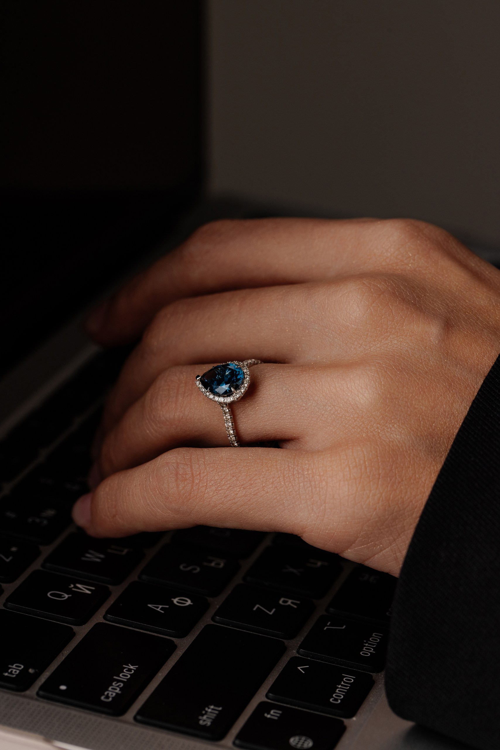 Кольцо с темно-синей шпинелью