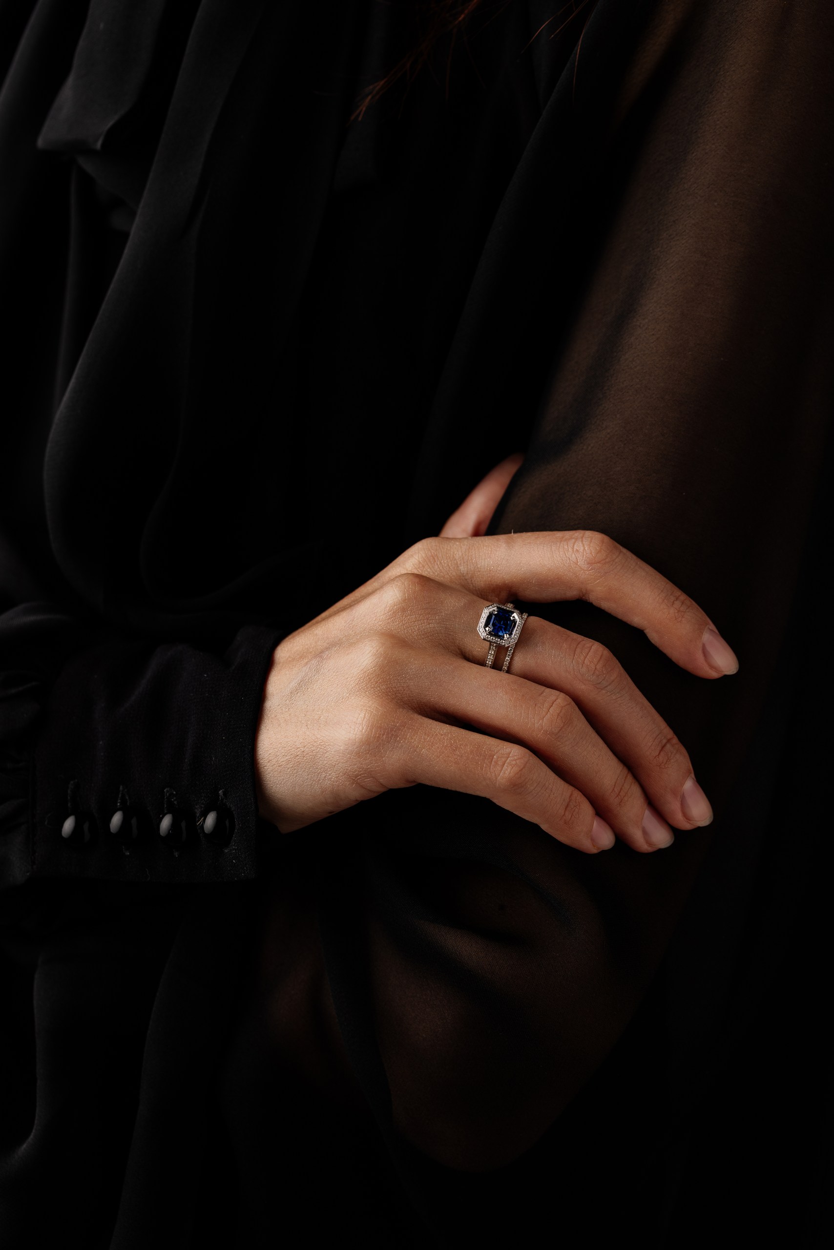 Серьги с темно-синей шпинелью и бриллиантами